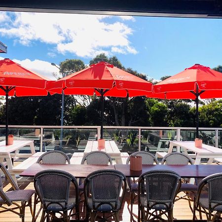 Bridport Bay Inn Экстерьер фото