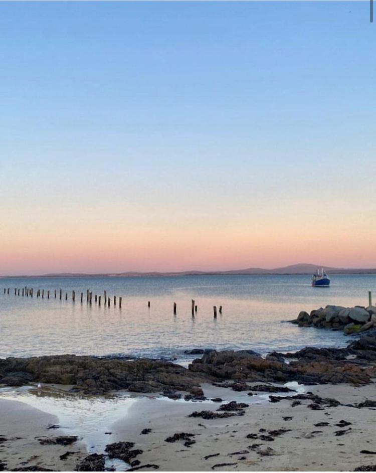 Bridport Bay Inn Экстерьер фото