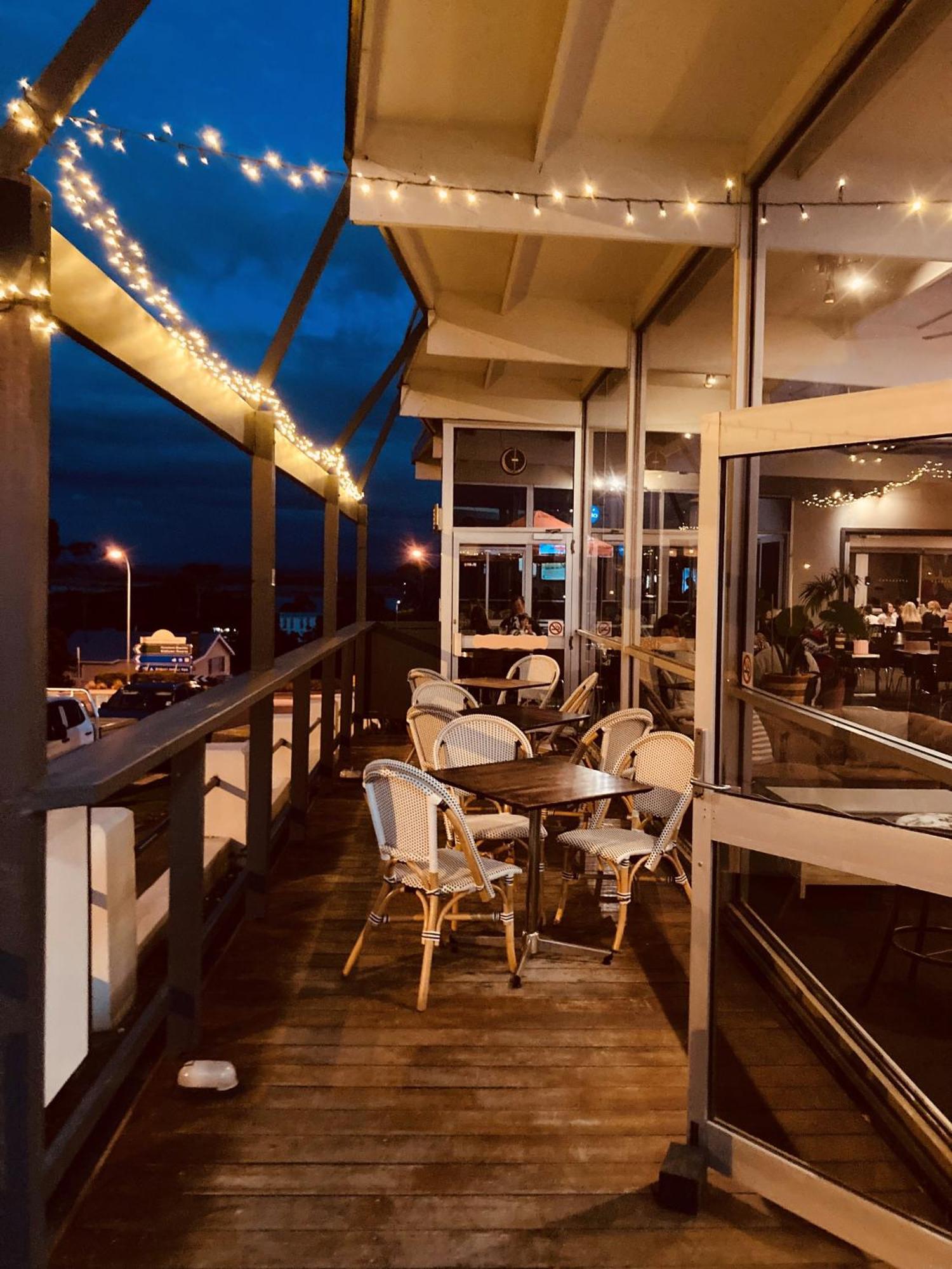 Bridport Bay Inn Экстерьер фото