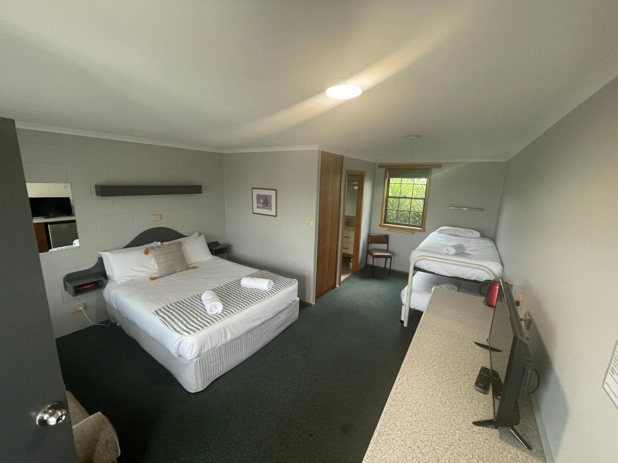 Bridport Bay Inn Экстерьер фото